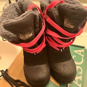 Unisex Black/Grey, Heavy Fleece Lining, Traction Outsole, Pink/Solid Black Laces